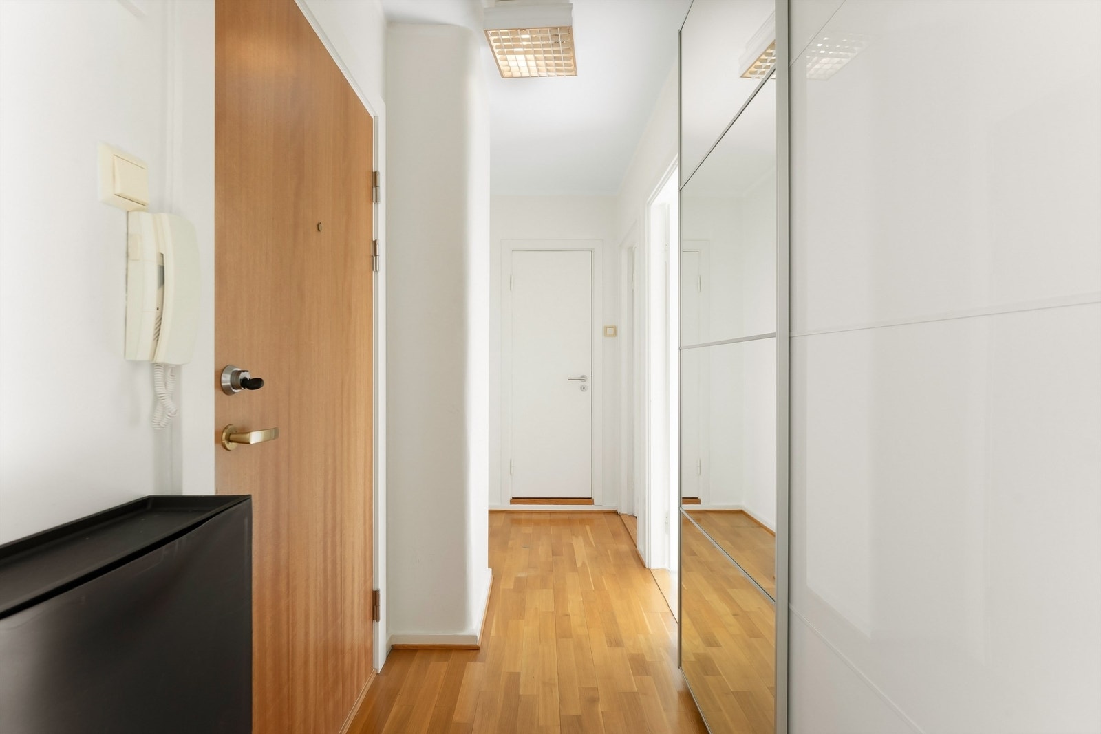Entré med god plass til oppbevaring i en romslig skyvedørsgarderobe med speilfronter. Galleribilde