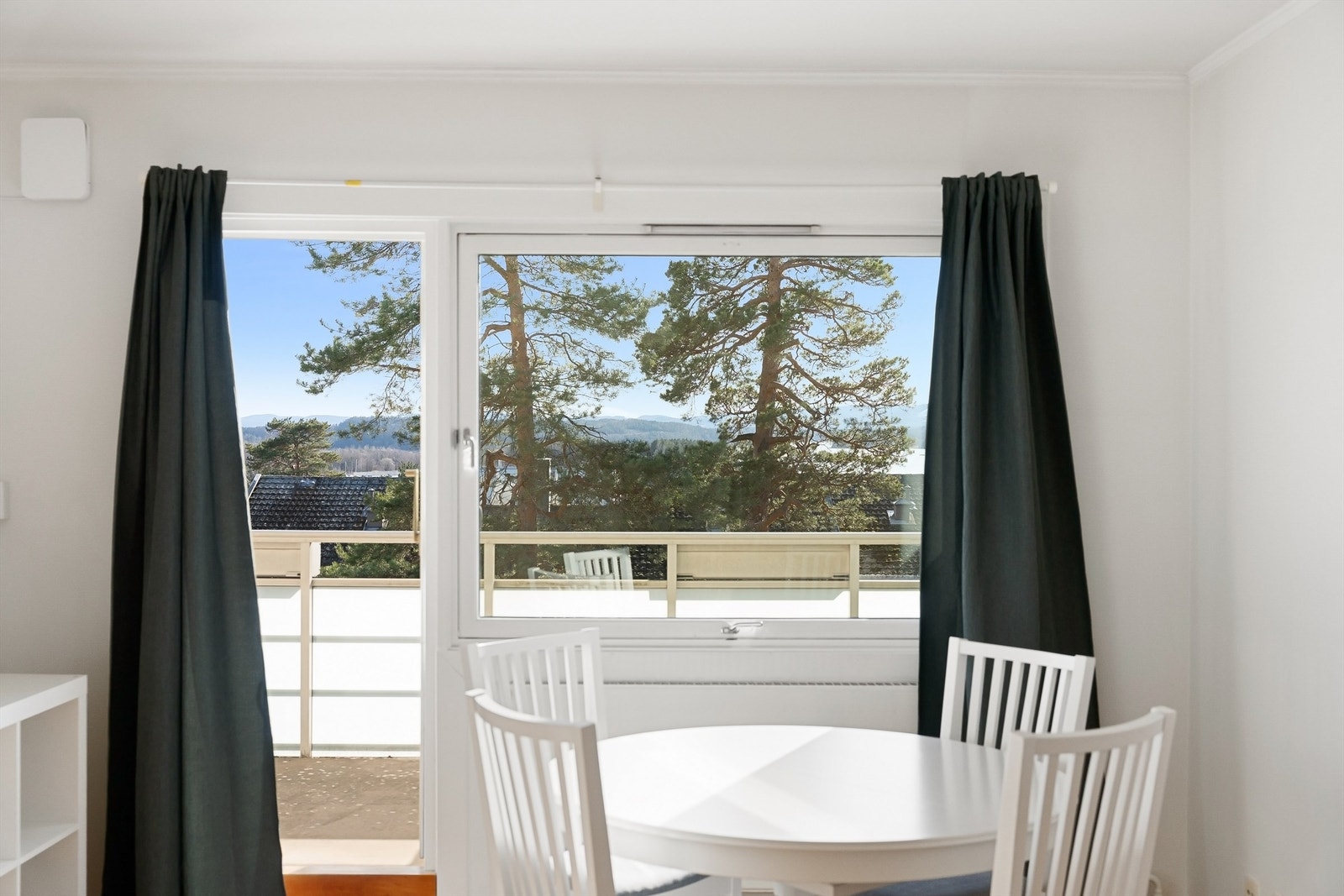 Fra stuen er det direkte utgang til balkongen. Galleribilde