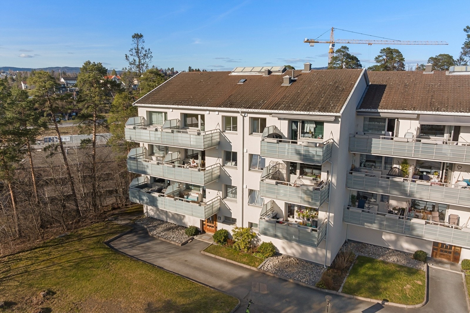 Det medfølger en garasjeplass med mulighet for elbillader, samt to boder på til sammen 5 m². Galleribilde