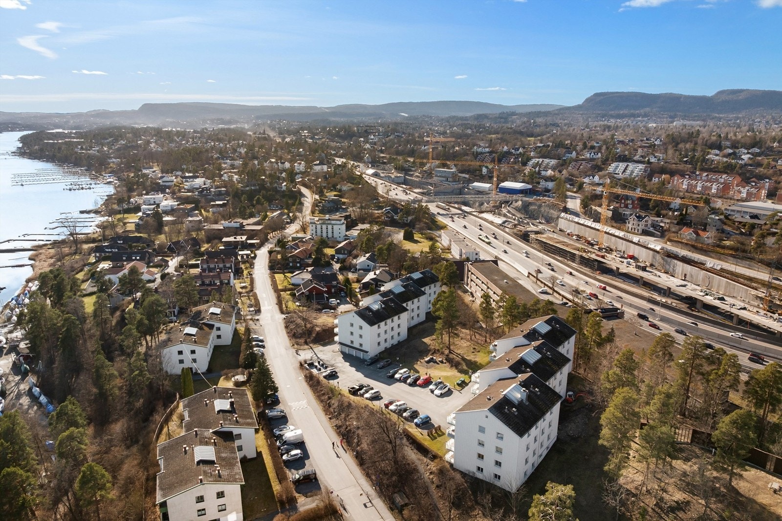 Nærmeste bussholdeplass er kun 4 minutter unna, med hyppige avganger. Galleribilde