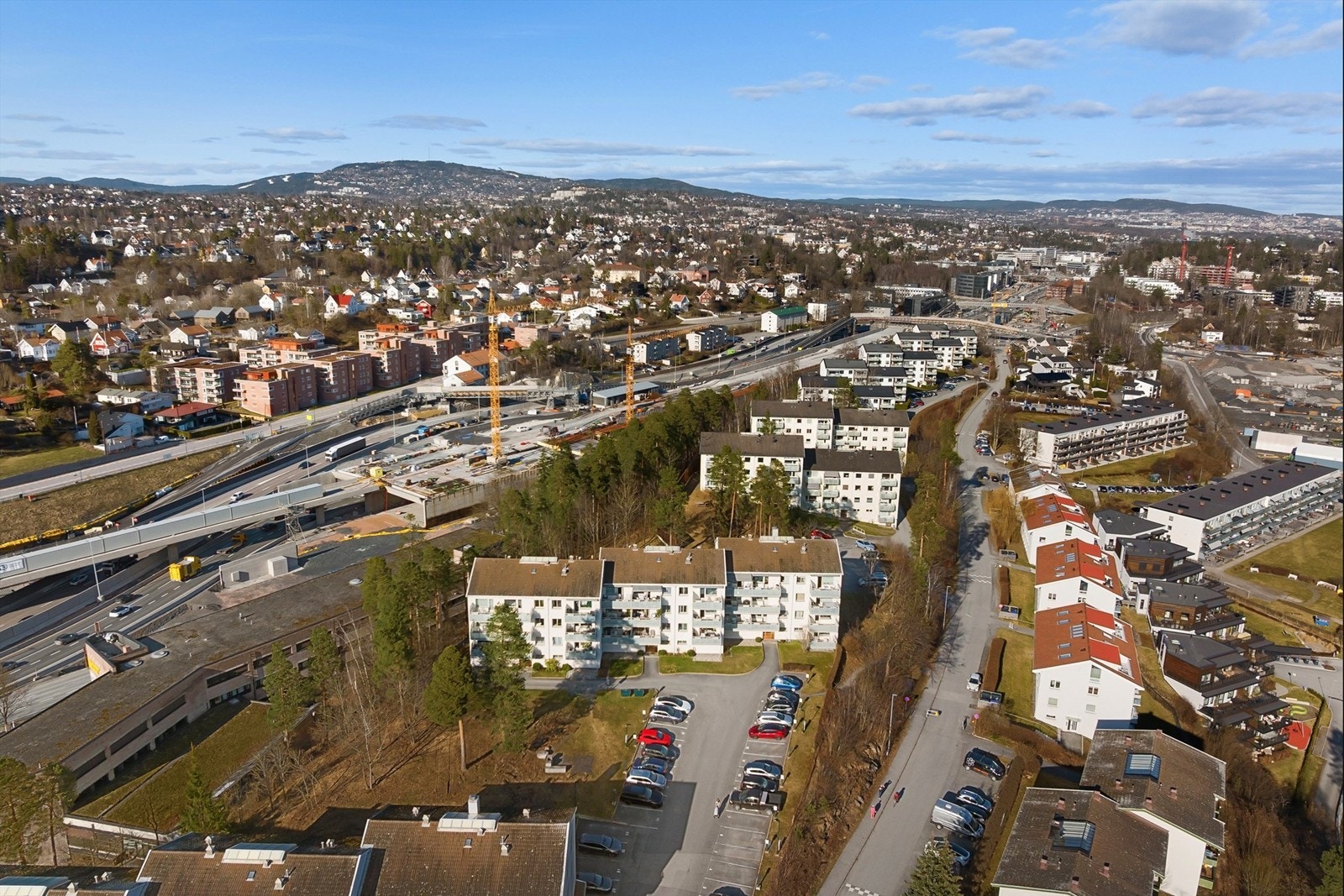 Stabekk stasjon med togforbindelser (L1, L2, R21) ligger kun 14 minutters gange unna. Galleribilde