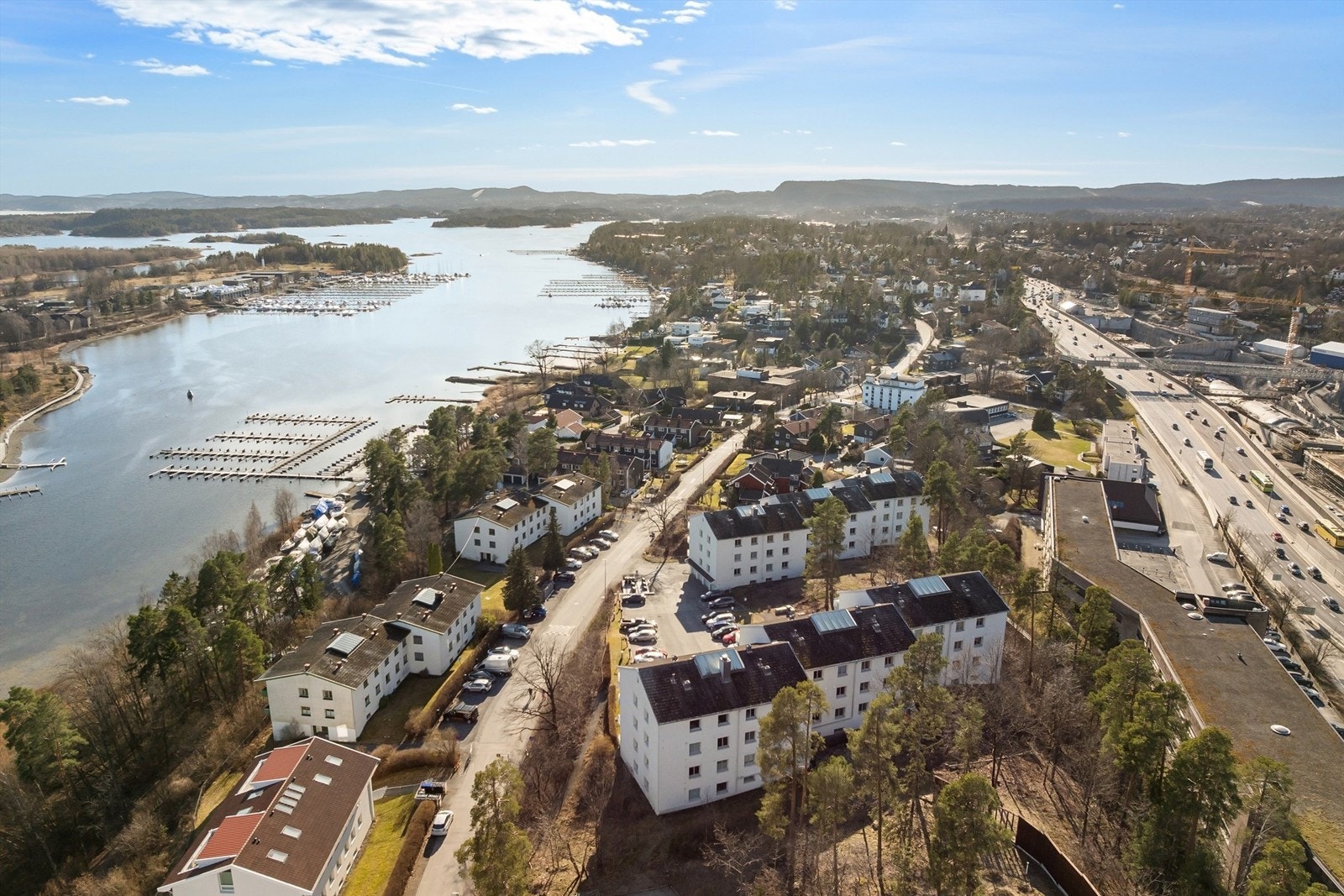 En beliggenhet som kombinerer nærhet til sjøen med effektiv kommunikasjon til Oslo og omegn. Galleribilde