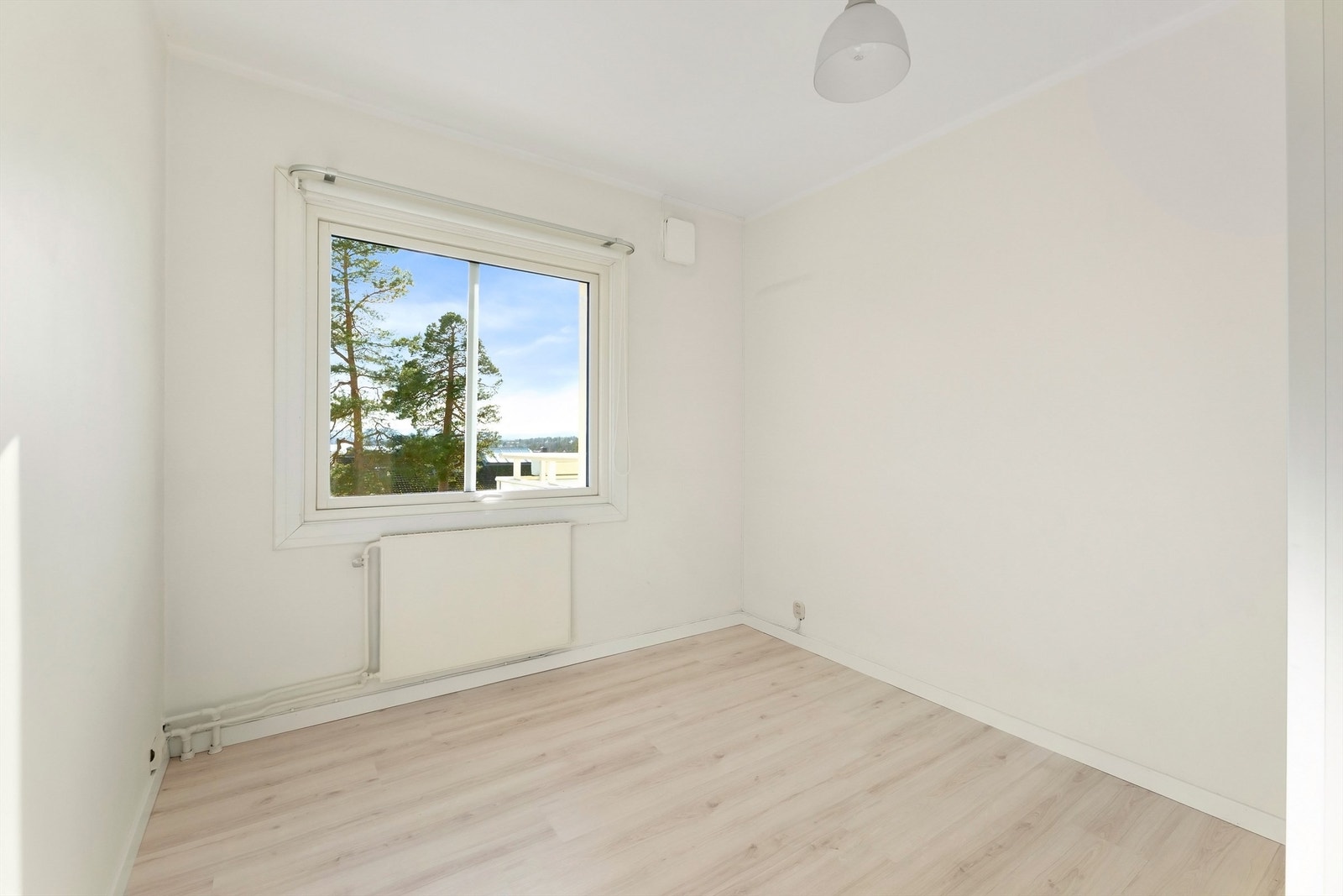 Soverommet har plass til dobbeltseng og vender ut mot rolige omgivelser. Galleribilde