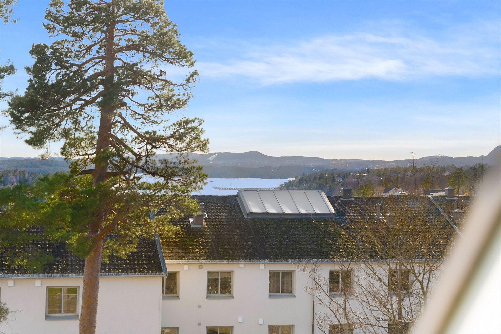 Eiendommen ligger i et populært boområde mellom Lysaker og Strand, med nærhet til sjøen. Galleribilde