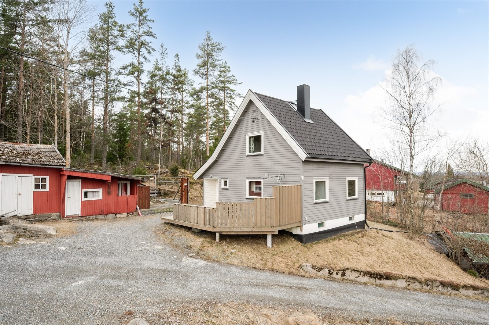 Velkommen til Tangenvegen 613! Foto: Husfoto ved Reidar Valberg. Utvendig panel er malt og har liggende kledning i bindingsverkskonstruksjon. Galleribilde
