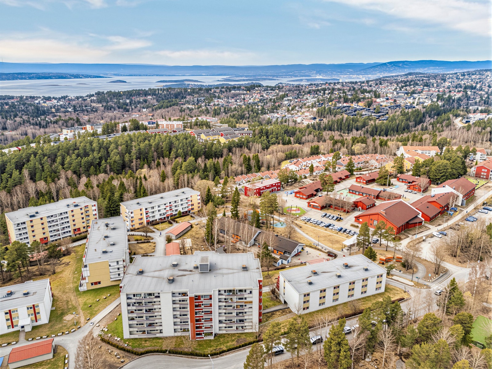 Fra leiligheten er det kort gange til T-bane, busstopp, treningssenter, idrettsanlegg og kjøpesenter. Galleribilde