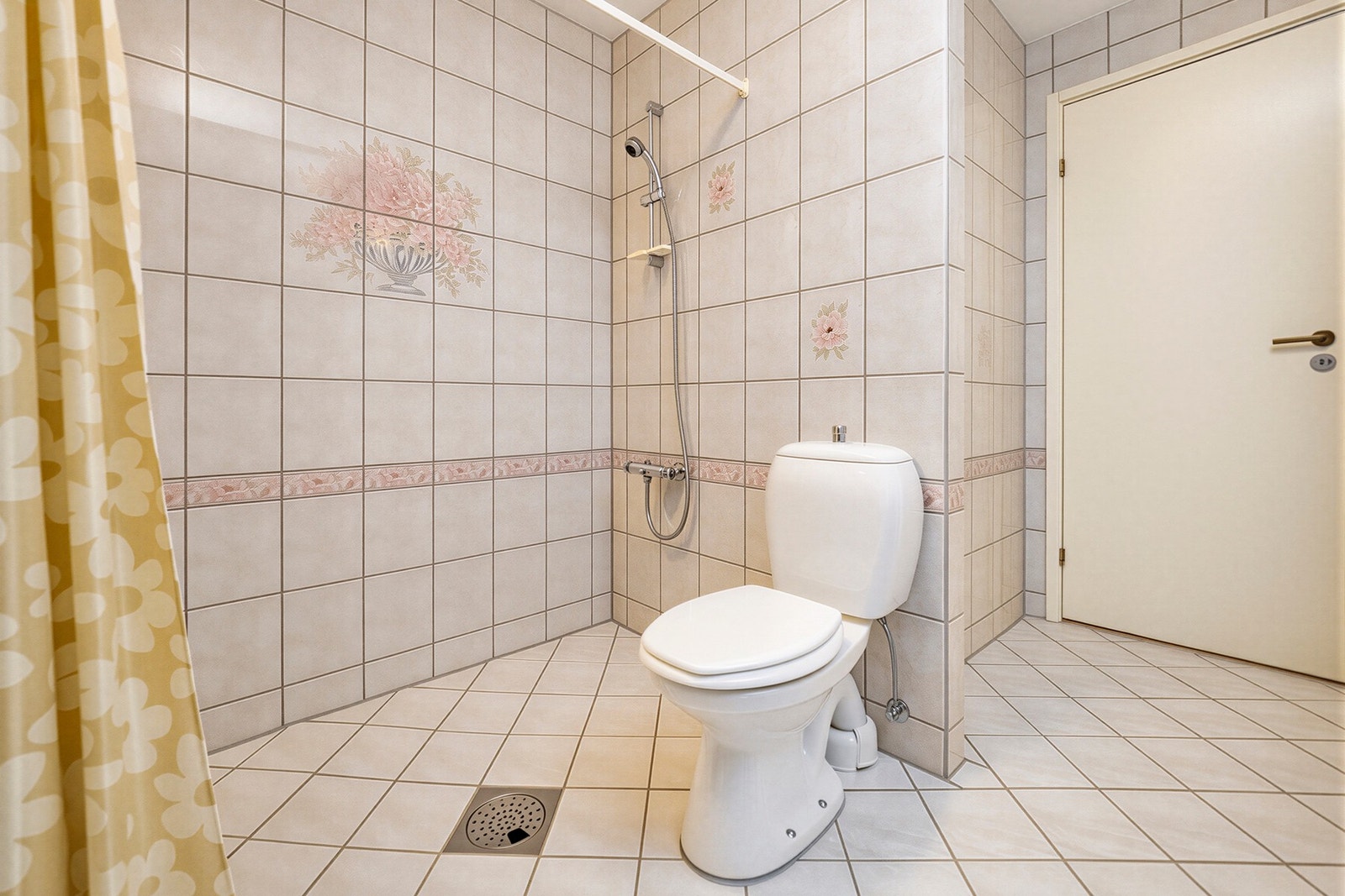 Badet er helfliset, innredet med åpent dusjhjørne og opplegg for vaskemaskin. Galleribilde