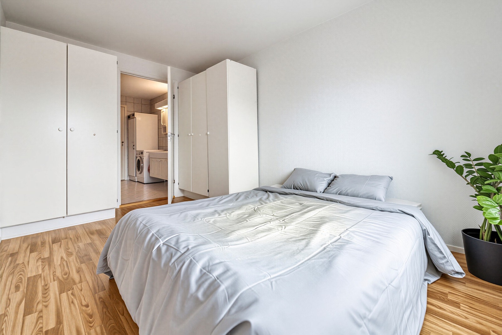 Hovedsoverommet har to garderobeskap, og ligger i suiteløsning med det største badet. Galleribilde