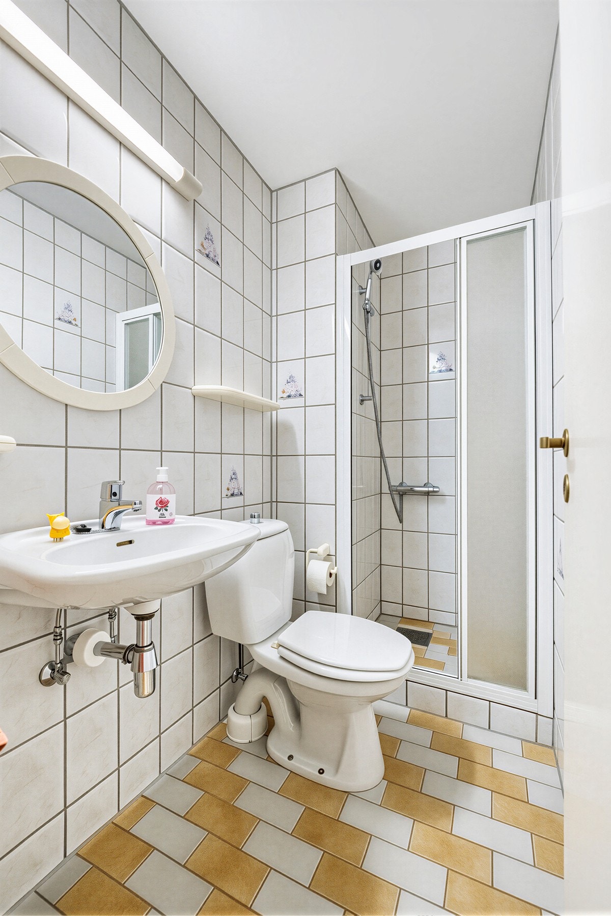 Planløsningen er praktisk, og leiligheten har to flislagte bad med varmekabler. Galleribilde