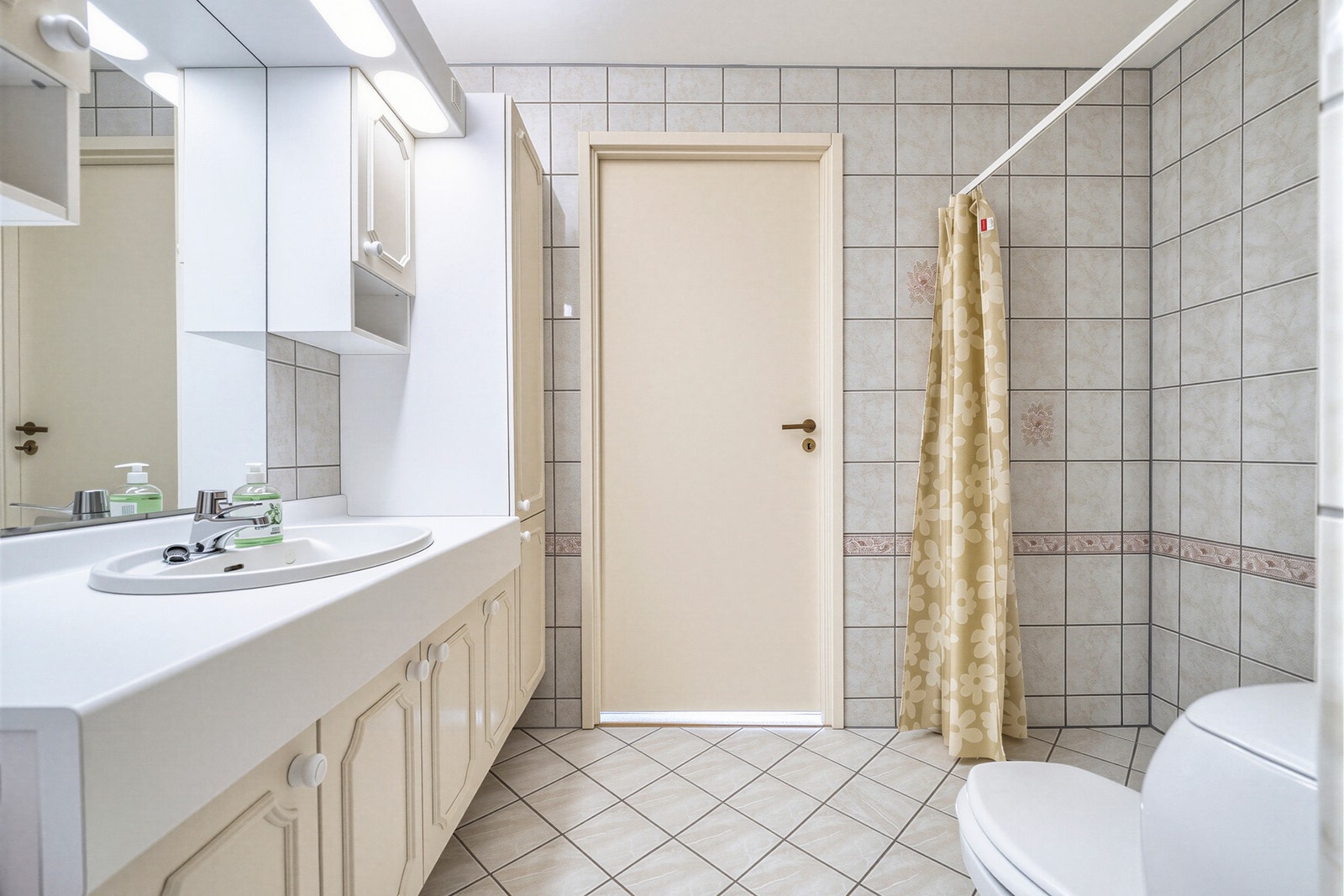 Badet ved soverommet har også praktisk adkomst fra kjøkkenet. Galleribilde