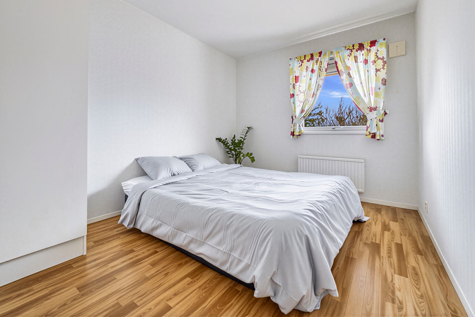 I leiligheten er det to lyse soverom, der hovedsoverommet har god plass til dobbeltseng. Galleribilde