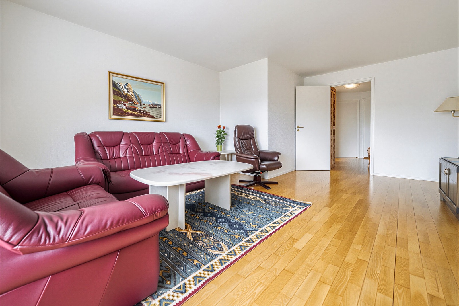Leiligheten har behov for modernisering, men potensialet er stort og her kan man enkelt sette sitt eget preg. Galleribilde