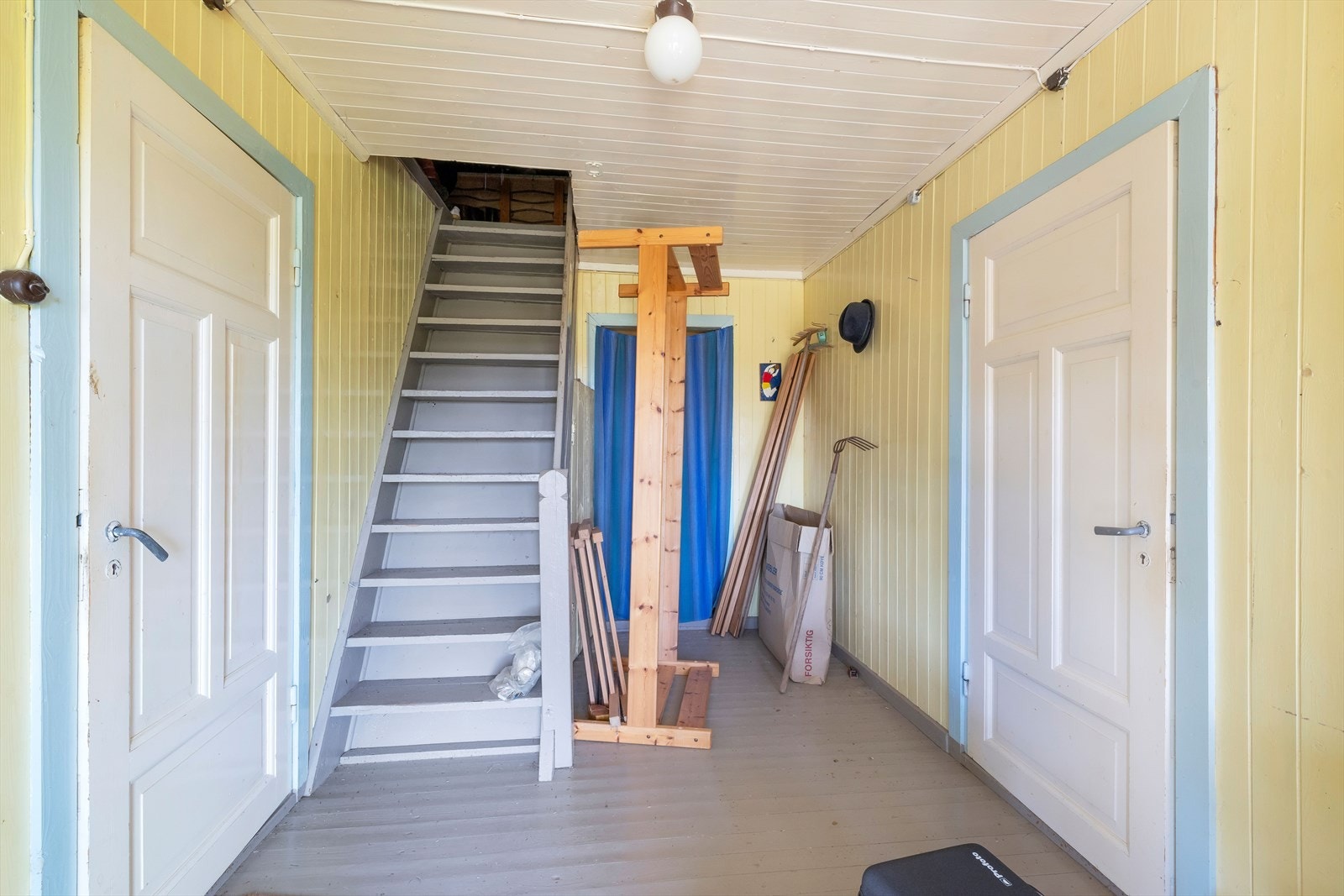 Entre/ gang med trapp til loft. Galleribilde