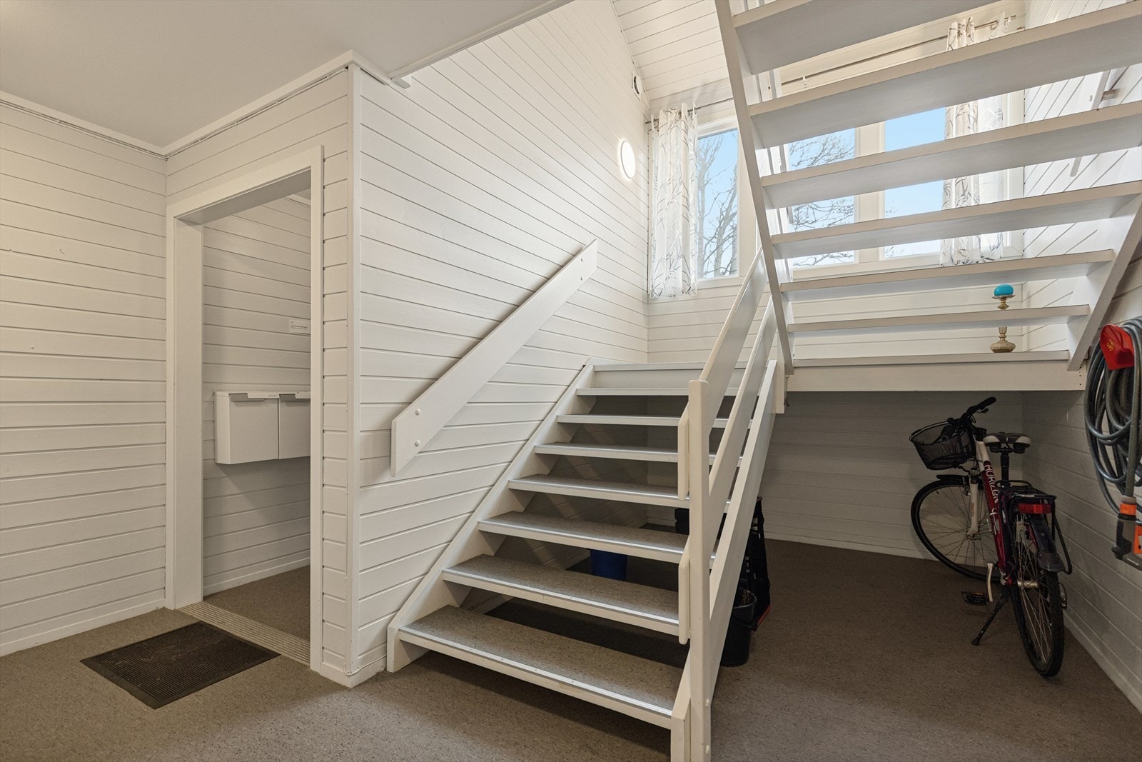 Fellesgang malt i lyse farger, store vindusflater og godt med belysning. Galleribilde