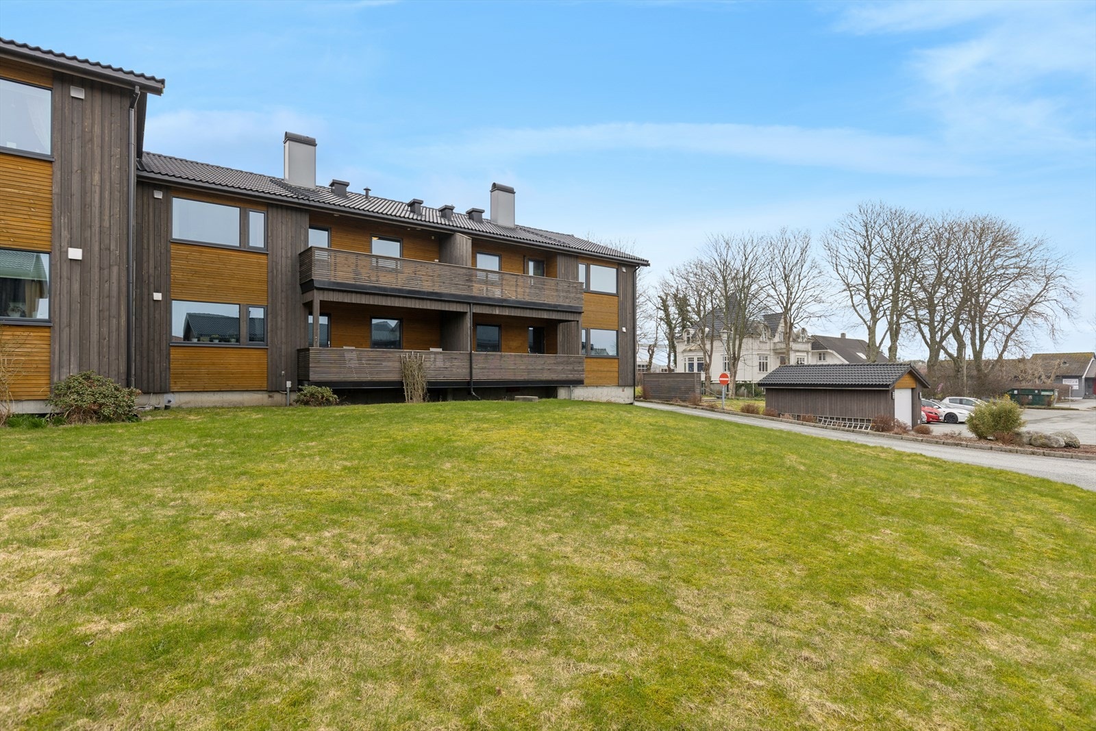 Gode muligheter for å nyte solen hele dagen i felles uteområder. Galleribilde