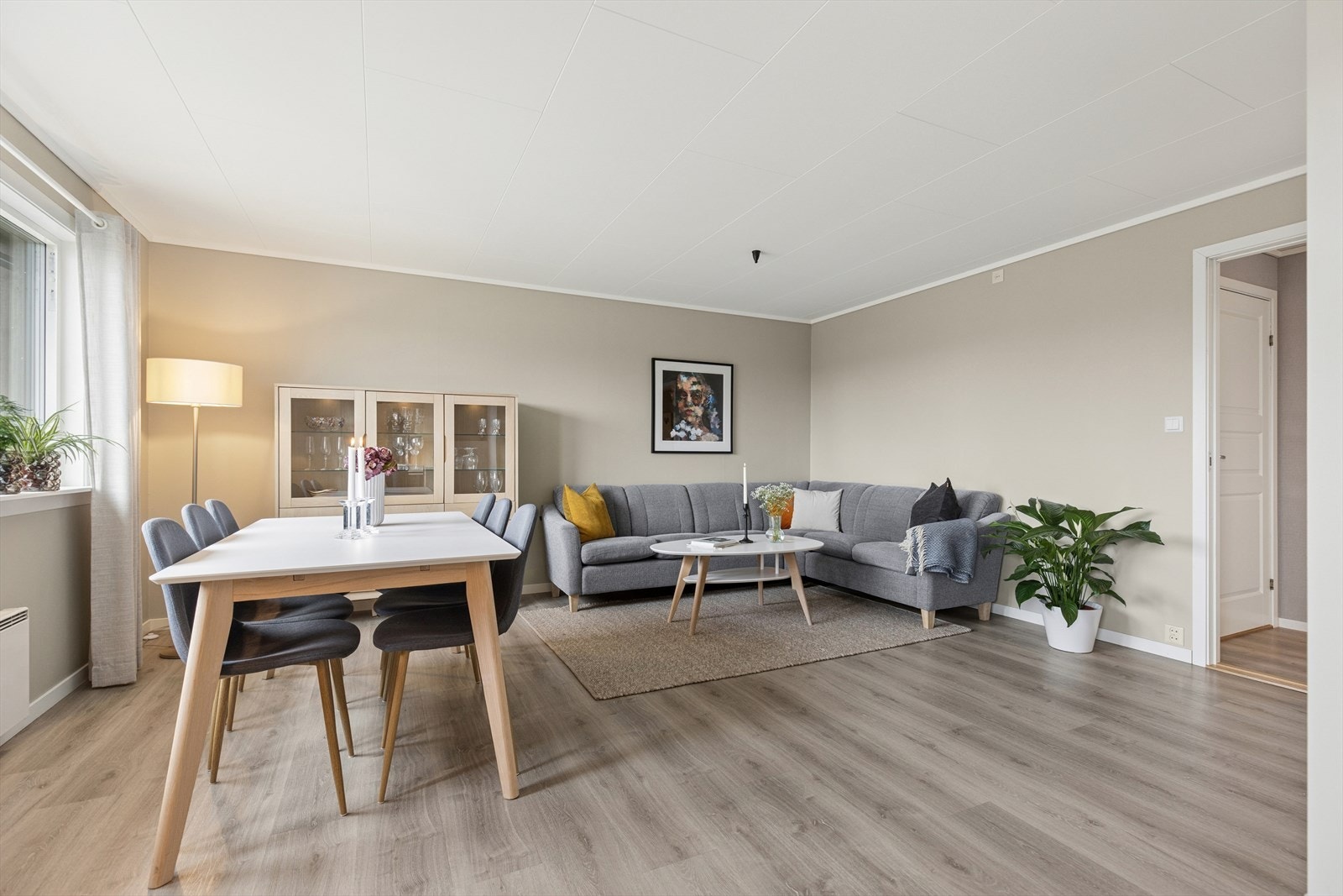 Stuen oppleves lys og luftig, med store vinduer som slipper inn godt med lys Galleribilde