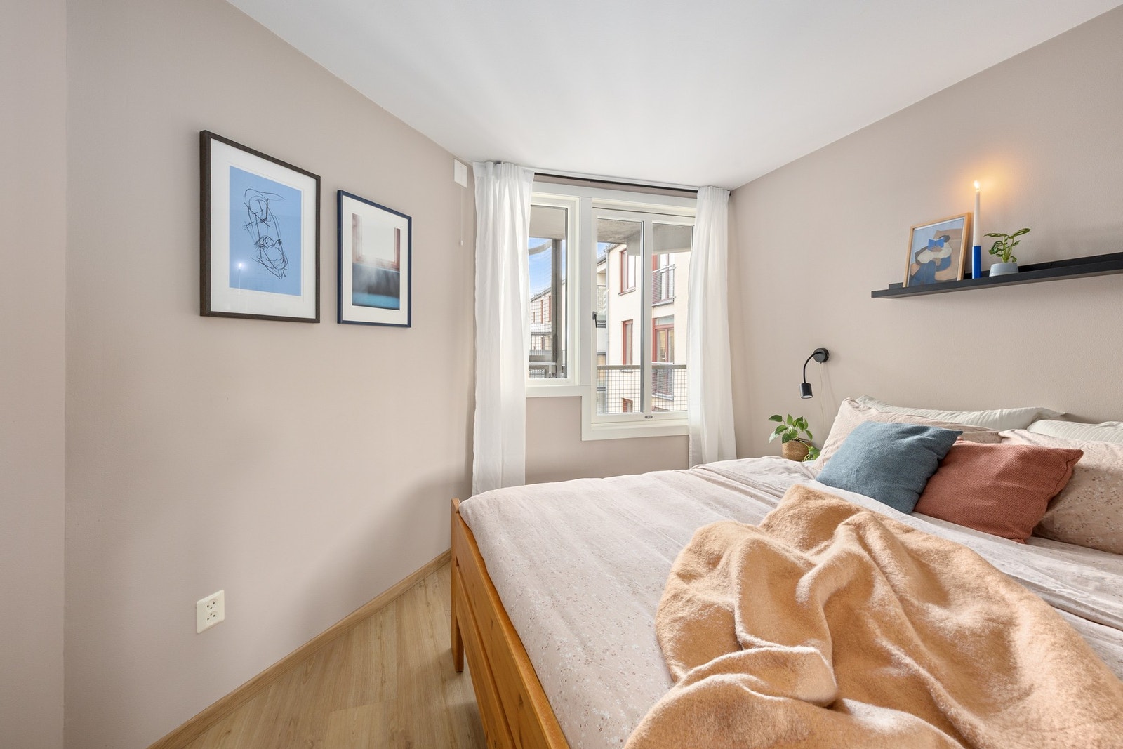 Det ene soverommet er romslig og har god plass til dobbeltseng med tilhørende nattbord på hver side, samt øvrig møblement. Galleribilde