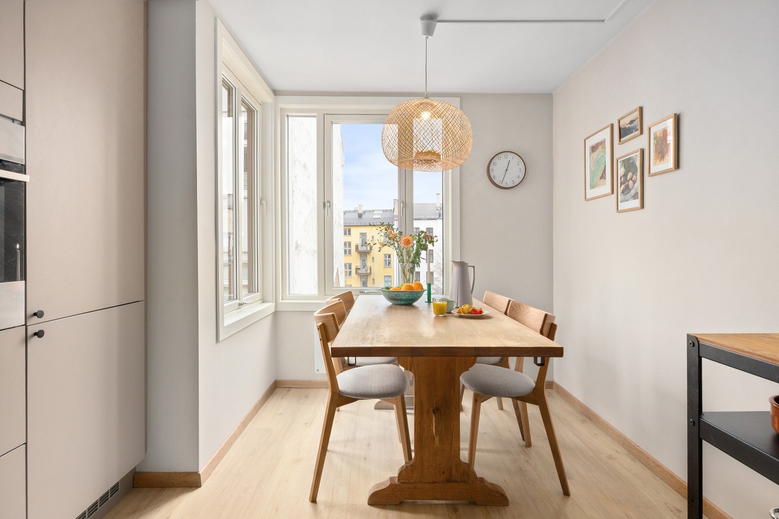 Store vindusflater som slipper inn godt med naturlig lys, samtidig får du flott oversikt og utsyn mot borettslagets fine bakgård med lekeplass og godt naboskap. Galleribilde
