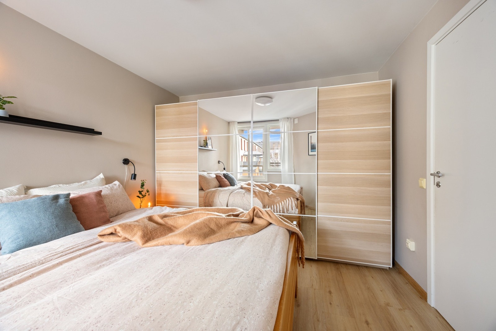 Innredet med en romslig skyvedørsgarderobe, som gir rikelig med oppbevaringsplass. Galleribilde
