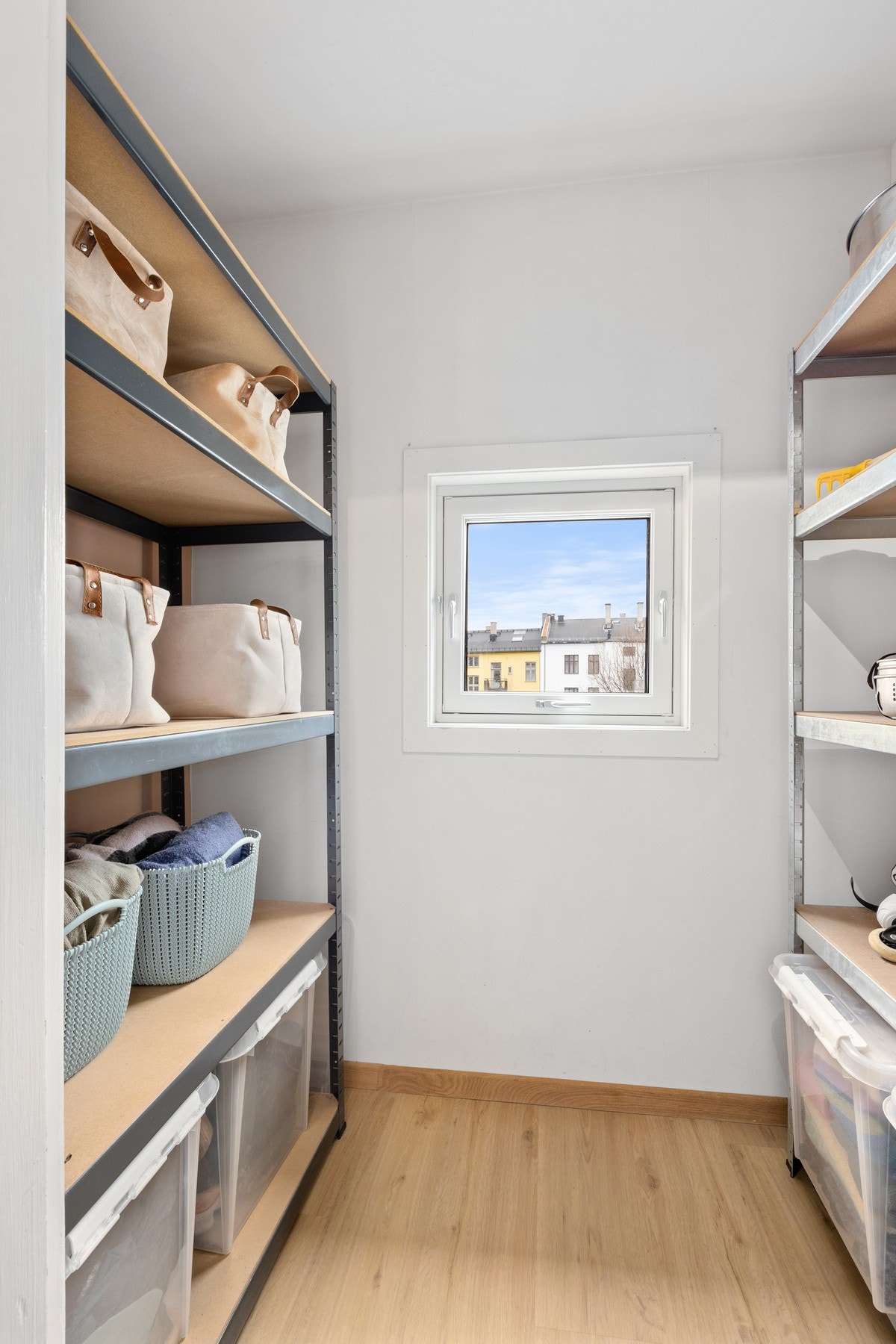 Praktisk, innvendig bod ved entré. Leiligheten disponerer i tillegg en kjellerbod på 5m². Galleribilde