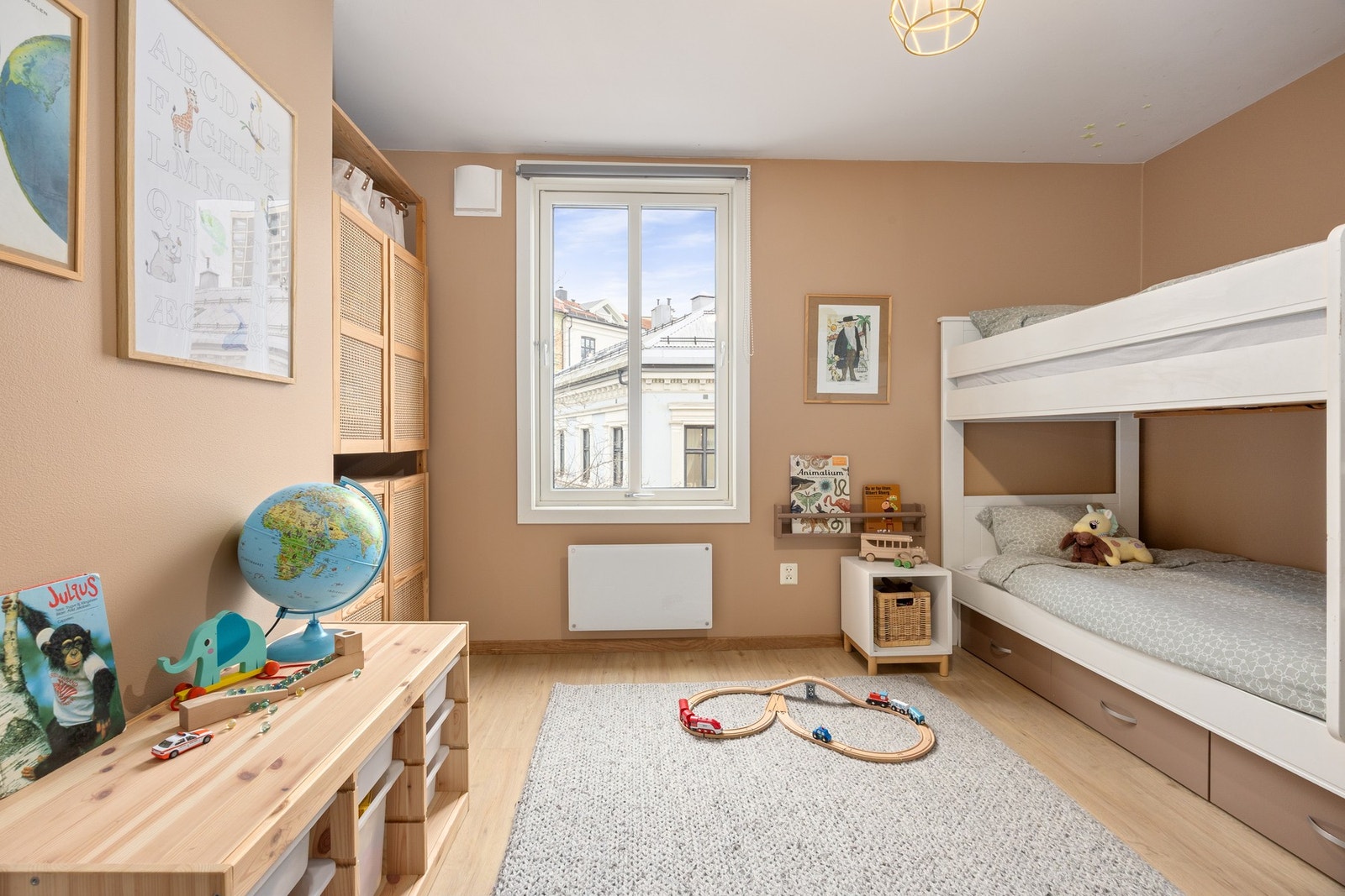 Det andre soverommet har god plass til seng, lagring og annen ønsket møblering. Galleribilde