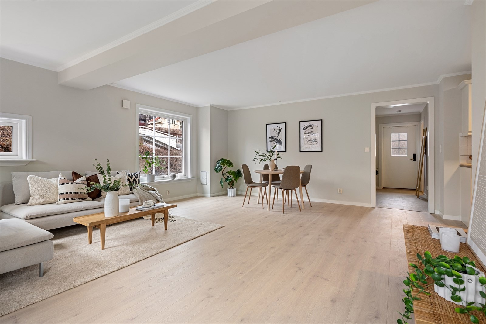 Stuen har en åpen planløsning mot kjøkkenet og oppleves som svært romslig, med god plass til både stor sofagruppe og spisebord til flere gjester. Galleribilde