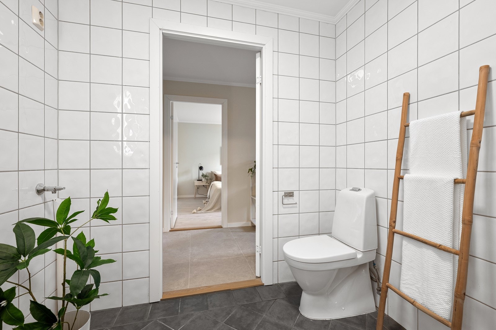 Badet har opplegg for vaskemaskin. Galleribilde