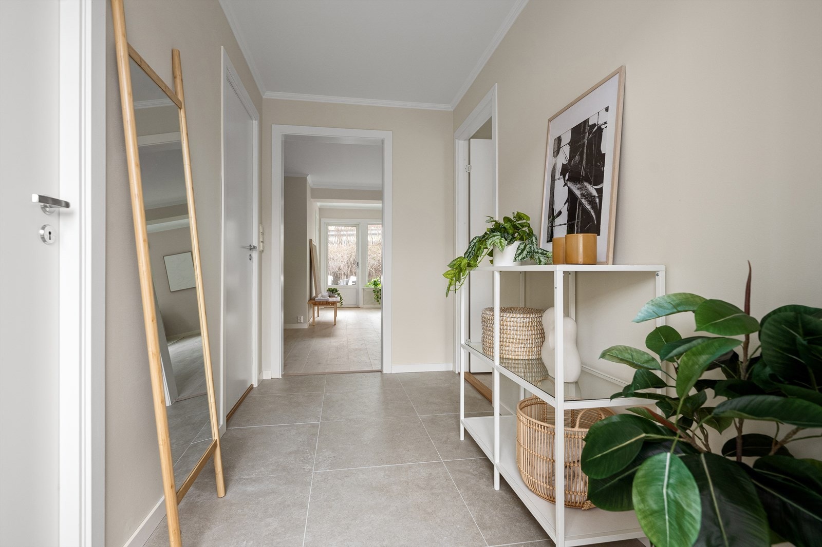 Gulvet i entréen er flislagt og har varmekabler. Langs veggen er det plass til en skjenk eller benk. Det er videre adkomst til en innvendig bod som gir gode oppbevaringsmuligheter. Galleribilde