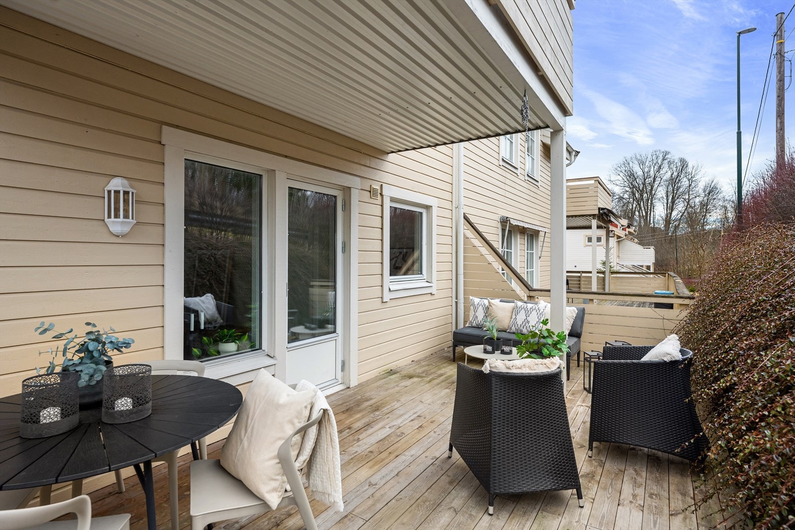 Leiligheten har en sydvestvendt markterrasse på ca. 24 kvm. Galleribilde