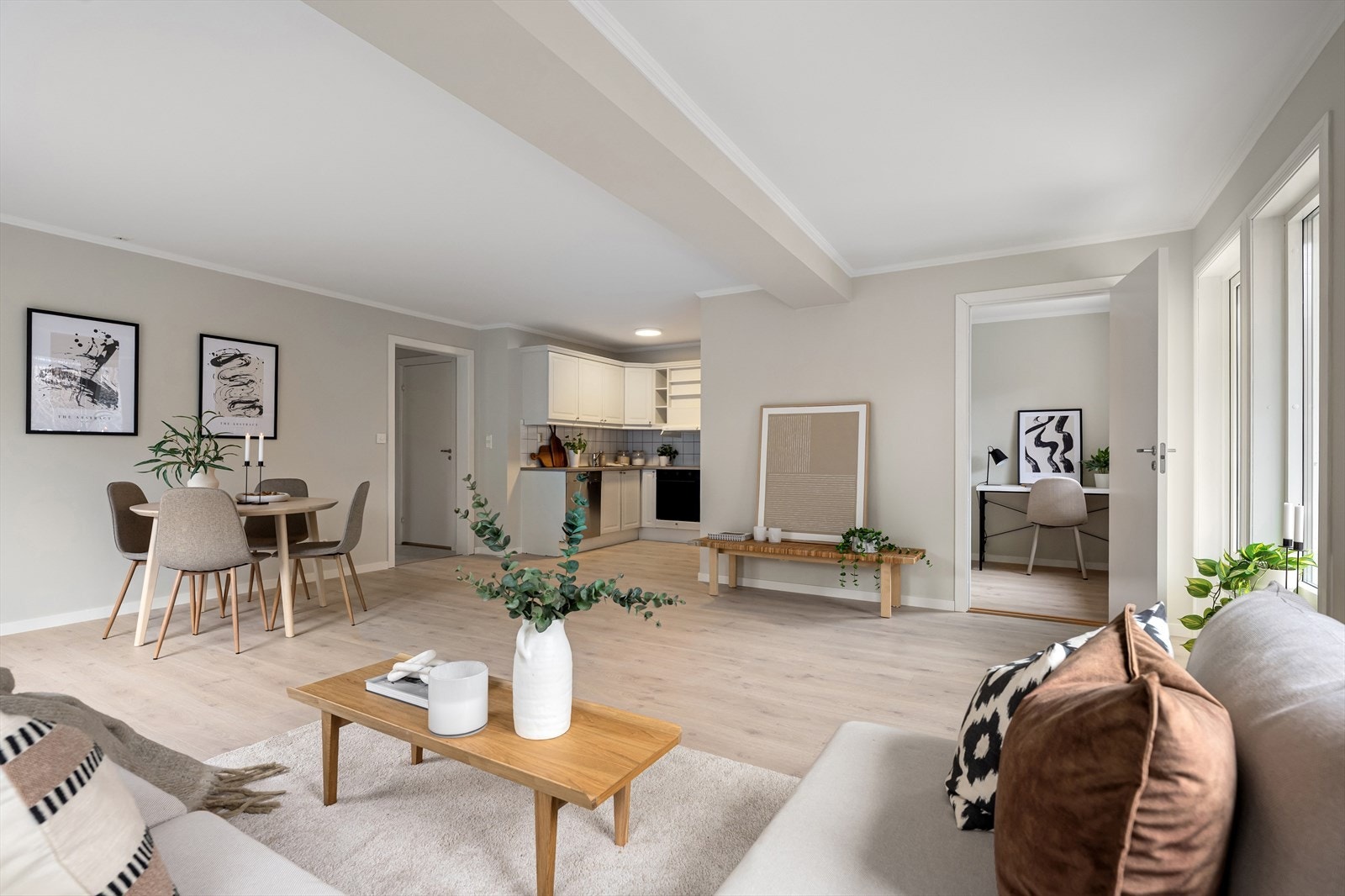 Her er det gode muligheter for fleksibel møblering og etablering av flere soner i rommet. Galleribilde