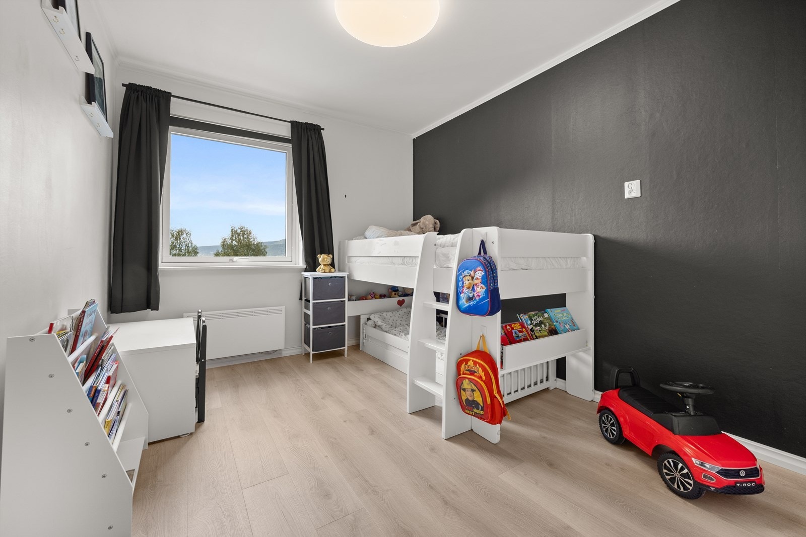 Soverom 2 passer perfekt som barnerom, gjesterom eller hjemmekontor Galleribilde
