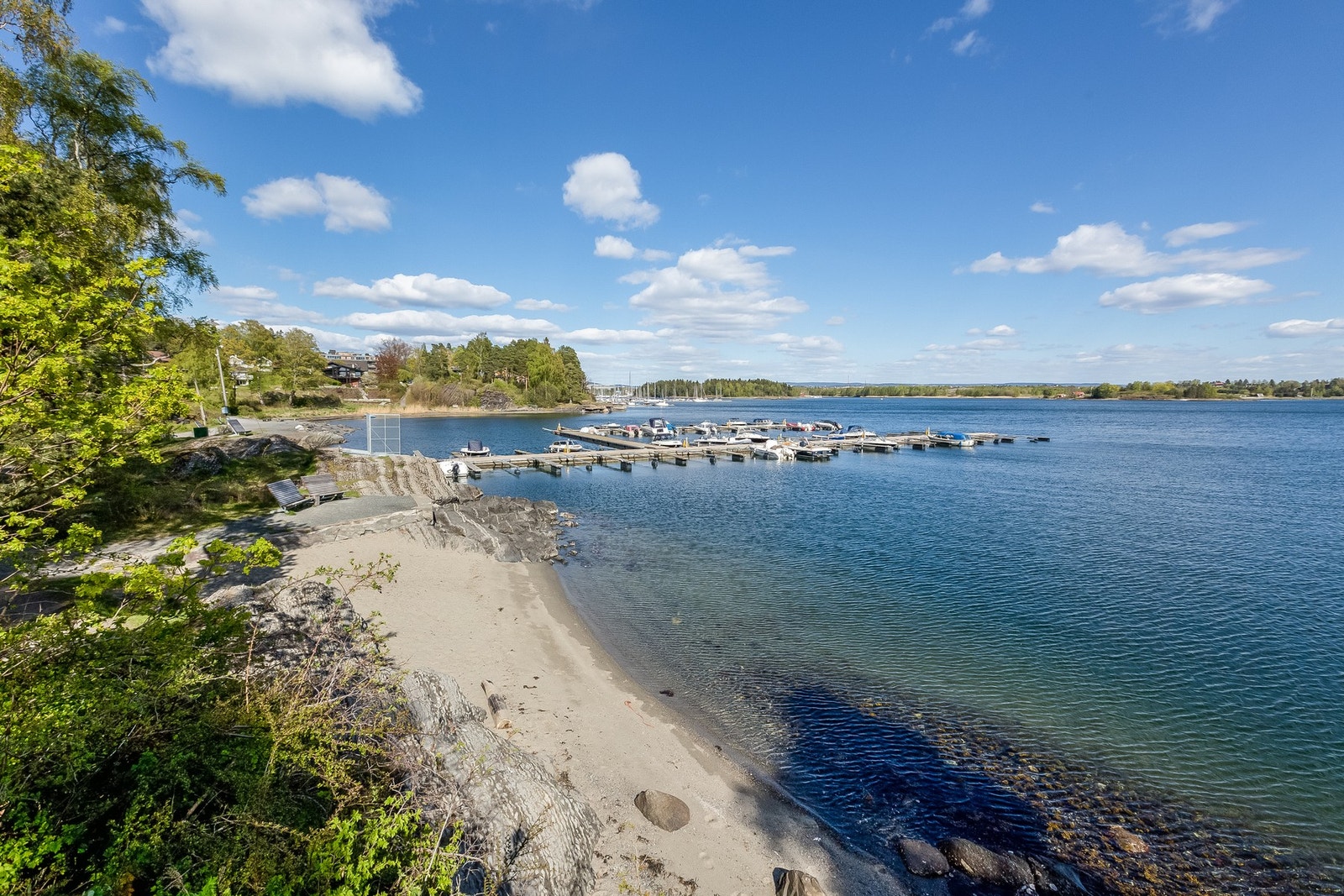 En innbydende 2-roms leilighet i 2. etasje med gjennomgående lys atmosfære, god planløsning og solrik balkong Galleribilde