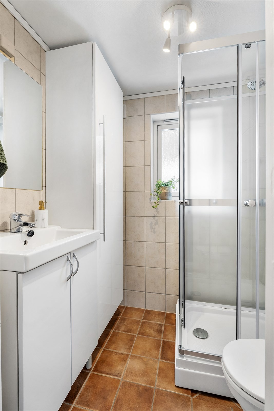 Badet ble pusset opp i 2004, og dagens eier har montert dusjkabinett i 2025, og utbedret enkelte flisfuger i 2023. Galleribilde