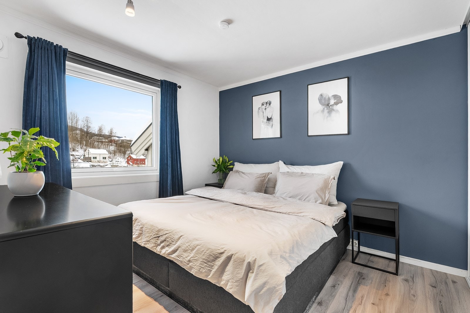 Lunt og godt soverom med god plass til dobbelseng. Galleribilde