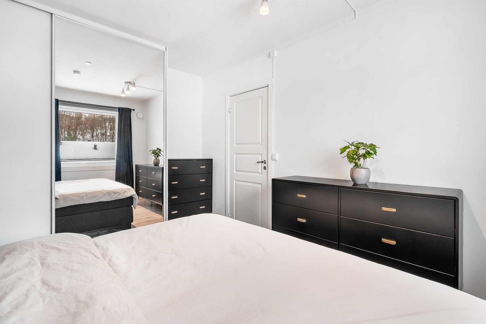 Skyvedørsgarderobe på soverommet. Galleribilde