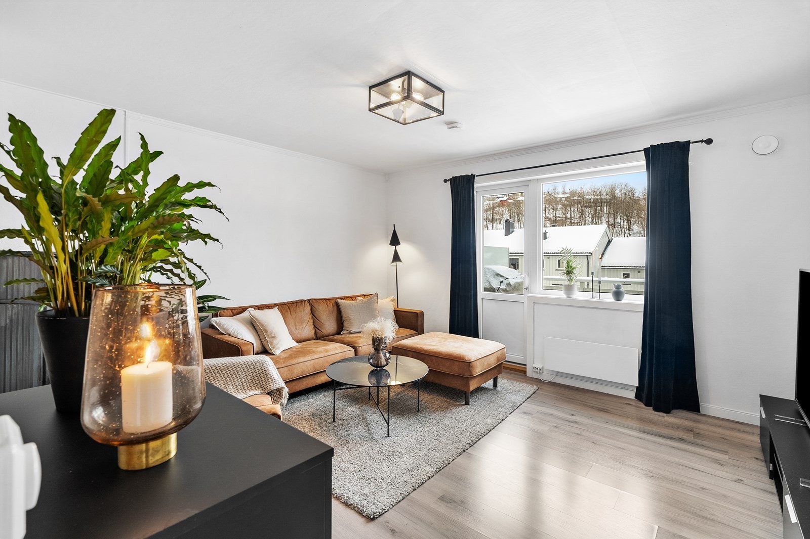 Lys og tiltalende andelsleilighet på ca. 45 kvm med veranda og parkering. Galleribilde