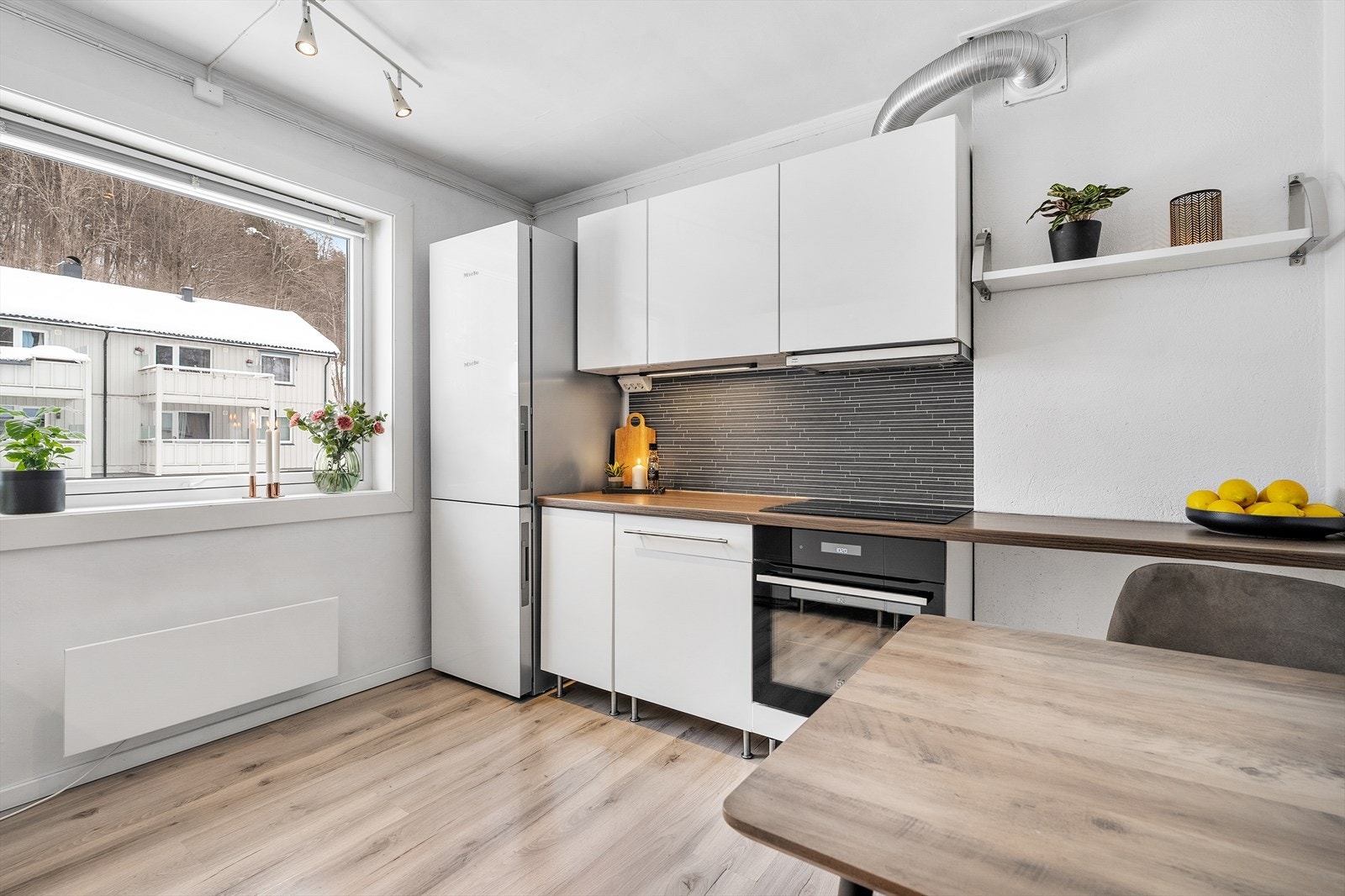 Integrerte hvitevarer som platetopp og stekeovn. Opplegg for oppvaskmaskin. Galleribilde