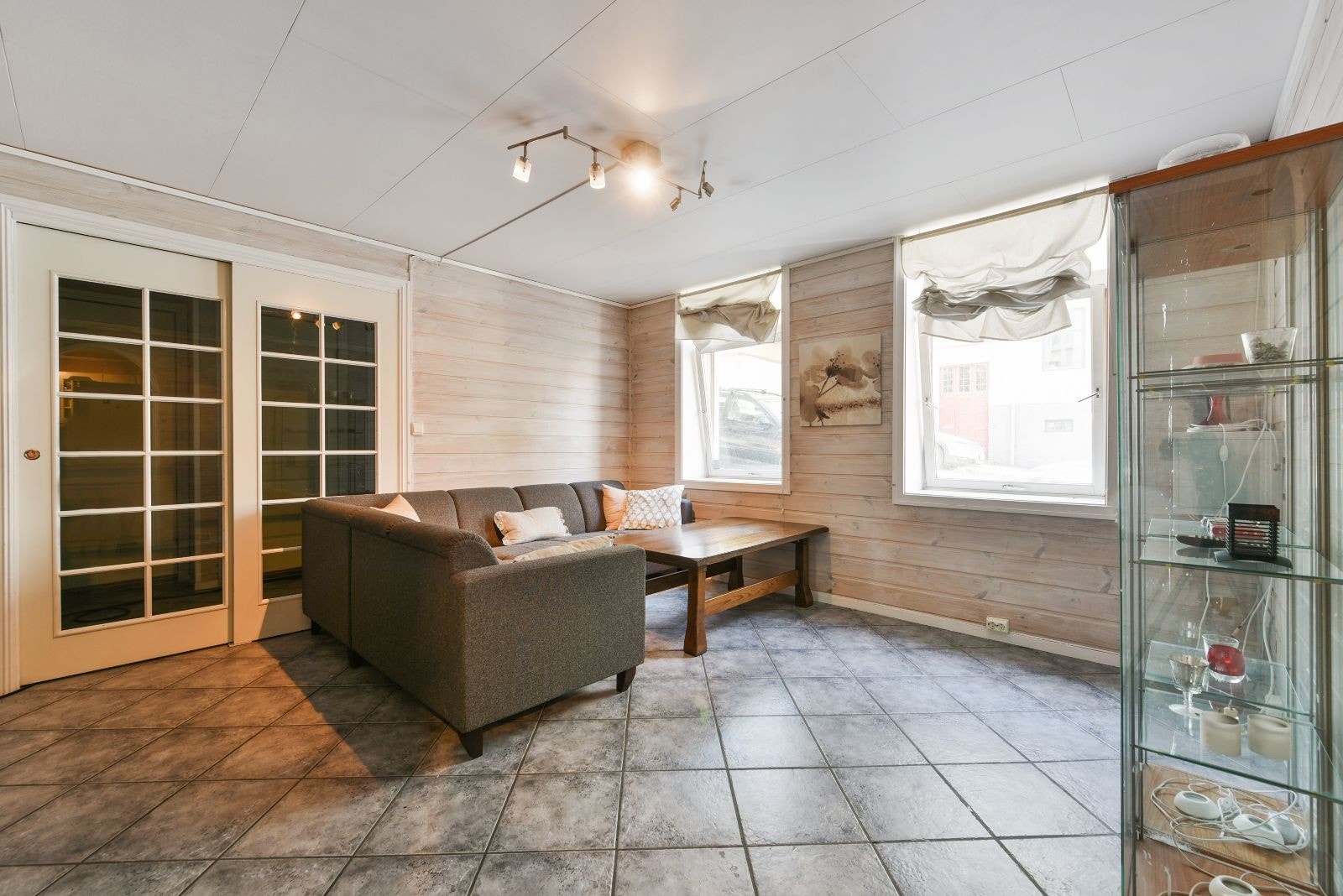Romslig stue med store vindu Galleribilde