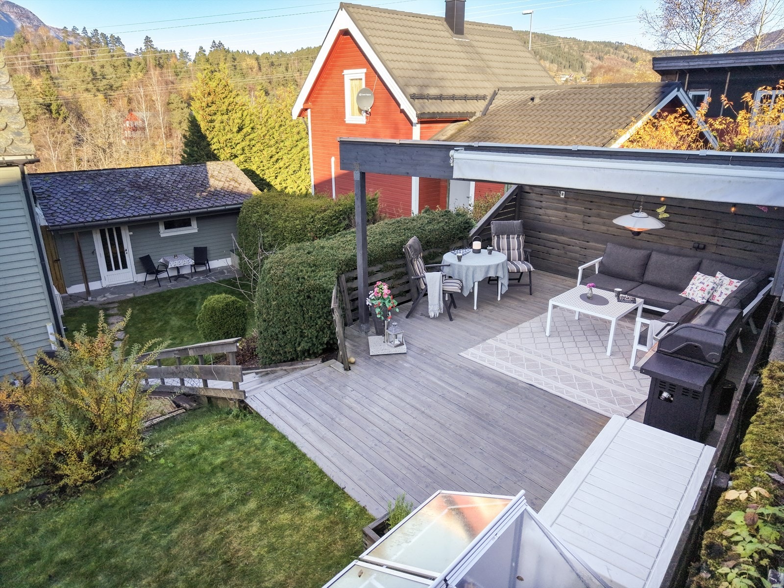 Eiendommen ligger meget sentrumsnært til, og går over tre plan pluss loft. Her er garasje og uthus med rikelig med lagringsplass. Pent opparbeidet bakhage med terrasse og pergola med markise. Galleribilde