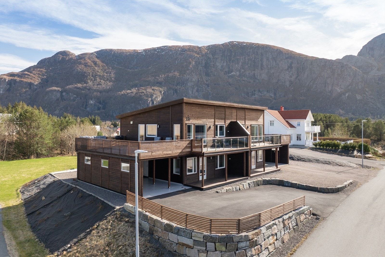 Eiendommen har en integrert carport på ca. 35 m² og et samlet terrasseareal på 75 m². Galleribilde