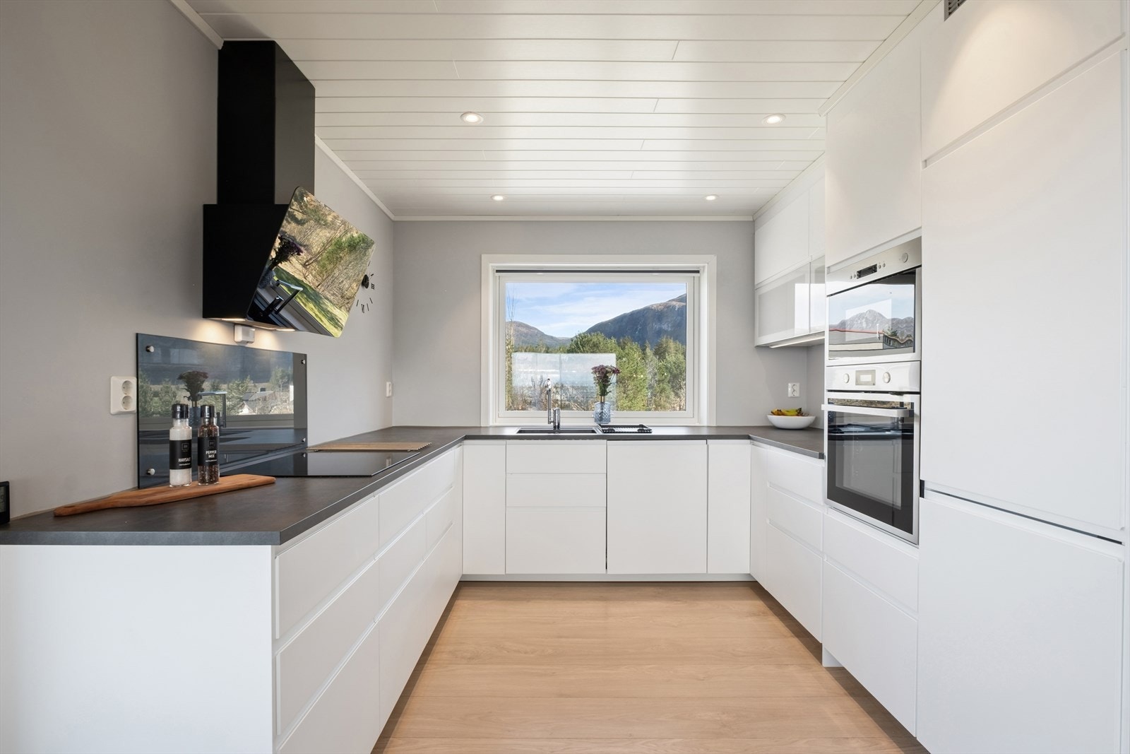 Kjøkkeninnredning fra IKEA med glatte fronter og benkeplate i laminat. Galleribilde
