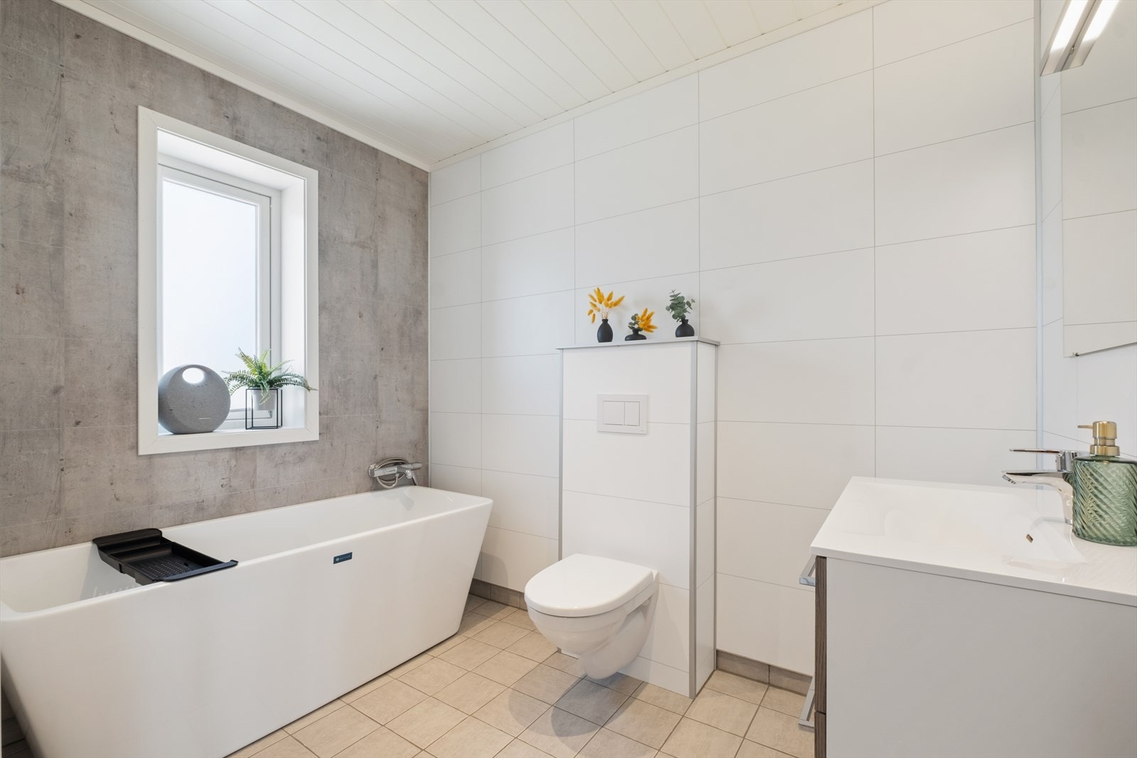 Badet i andre etasje har et moderne badekar, perfekt for avslapning. Galleribilde
