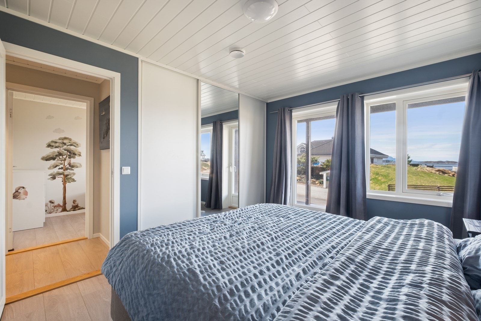 God plass til dobbeltseng og rikelig med oppbevaring i en stor skyvedørsgarderobe. Galleribilde