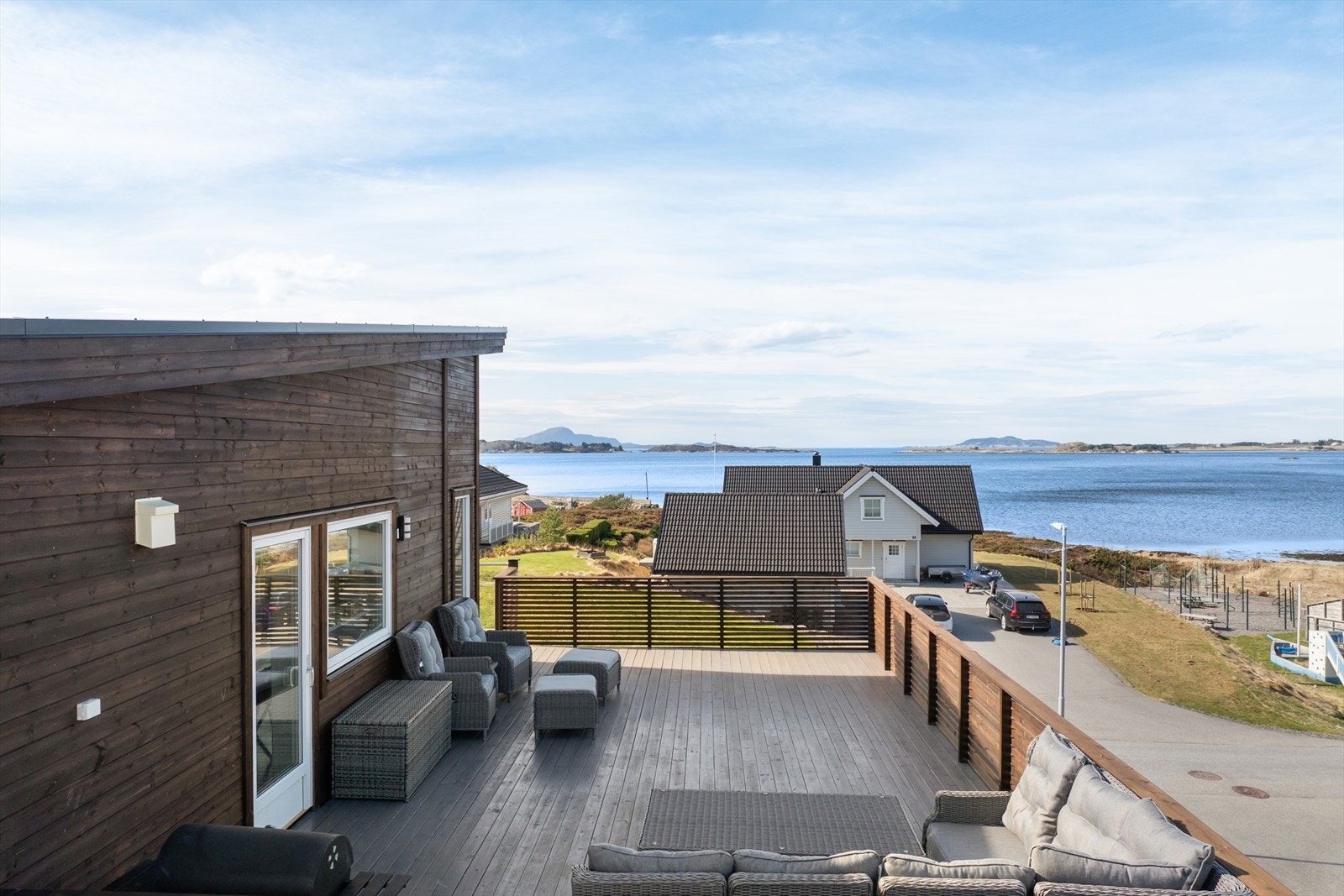 Den store takterrassen på 61 m² ligger over carporten og har rikelig med plass til flere sittegrupper. Galleribilde