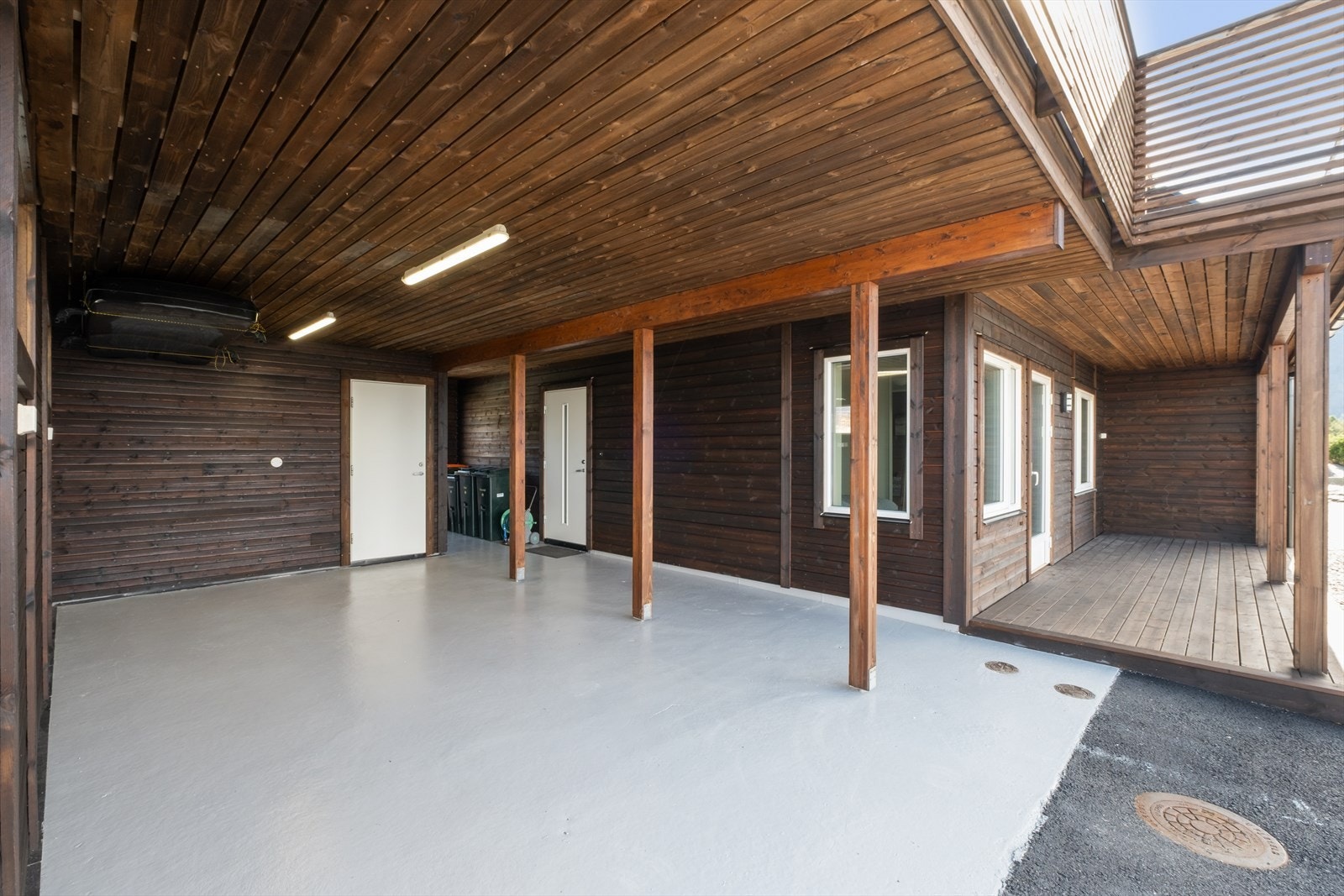 Carporten på ca. 35 m² har gulv behandlet med epoxy i 2025. I bakkant ligger en praktisk utebod på 8 m². Galleribilde
