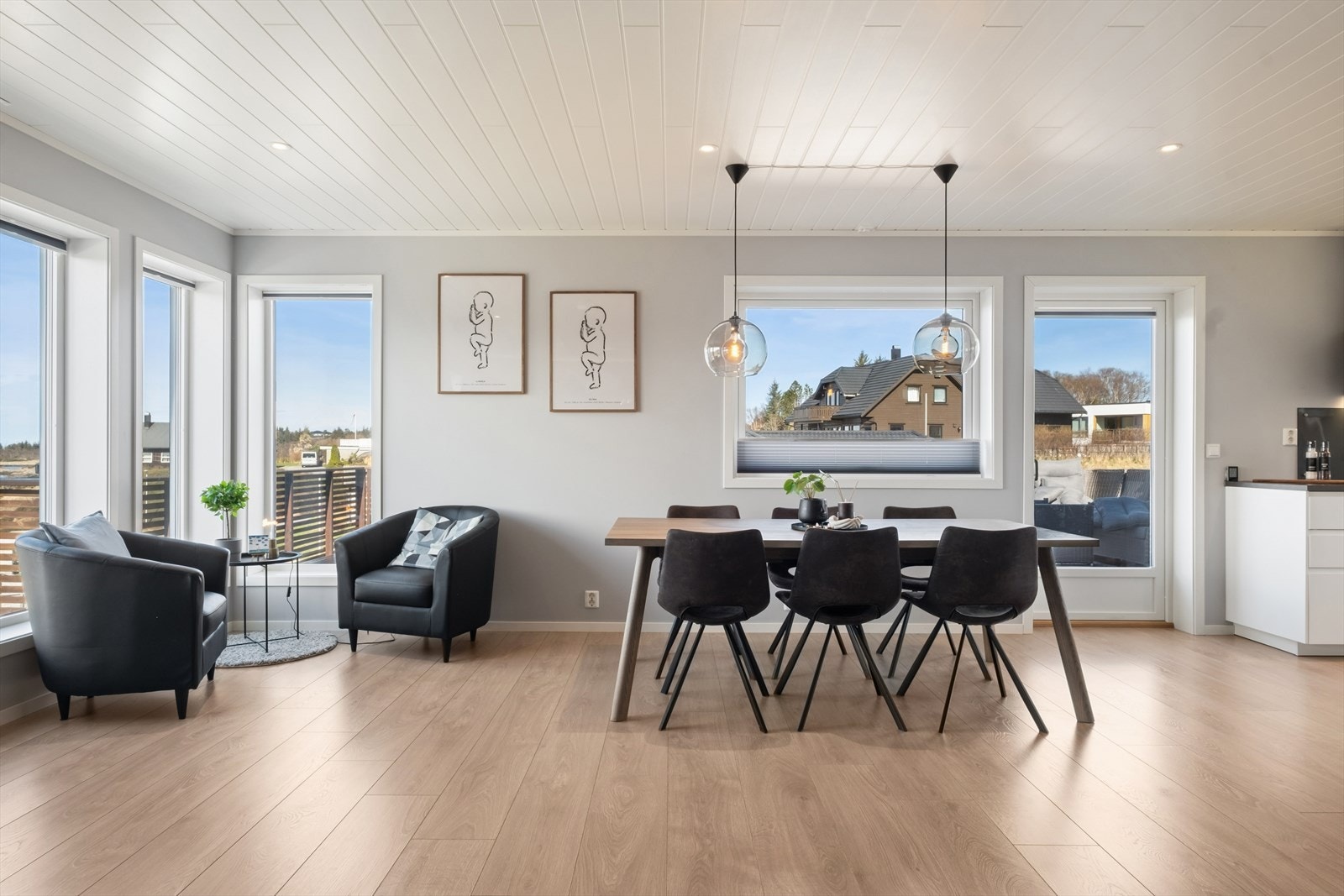 Spisestuen har god plass til langbord og er et naturlig samlingspunkt mellom stue og kjøkken. Galleribilde