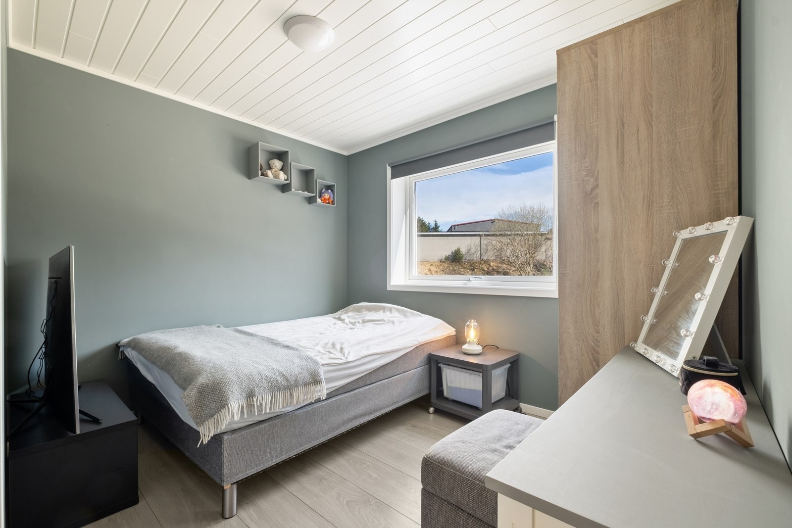 Boligens andre soverom, også plassert i første etasje. Gjennomgående laminatgulv og panel i himling. Galleribilde