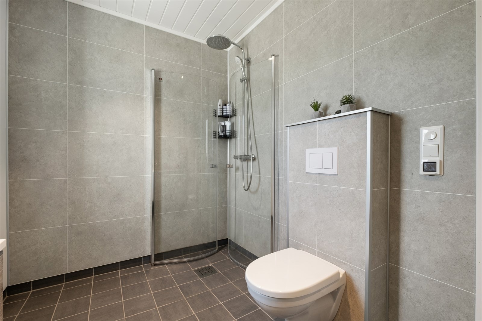 Badet i første etasje er utstyrt med dusjhjørne, vegghengt toalett og baderomsinnredning. Galleribilde