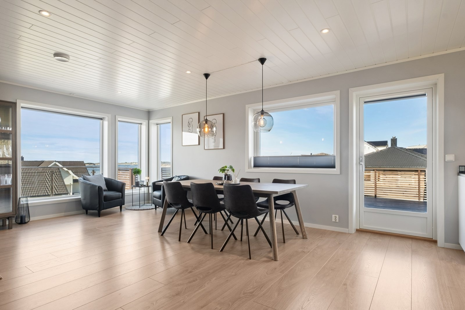 Fra stuen er det direkte utgang til den store takterrassen på 61 m². Galleribilde