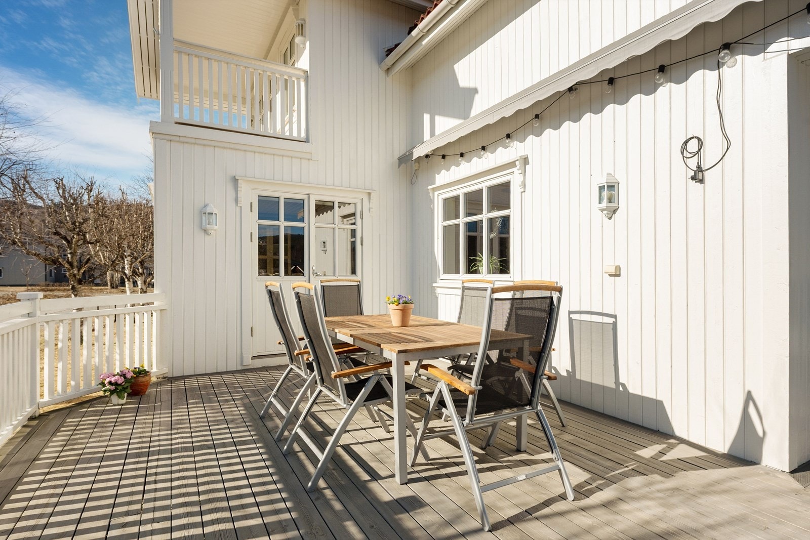 Den solrike og romslige terrassen er en forlengelse av stuen, og byr på rikelig med plass til hyggelige stunder. Galleribilde